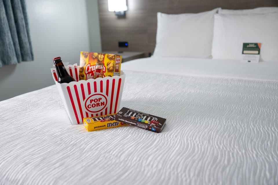 Bed, Food and drinks