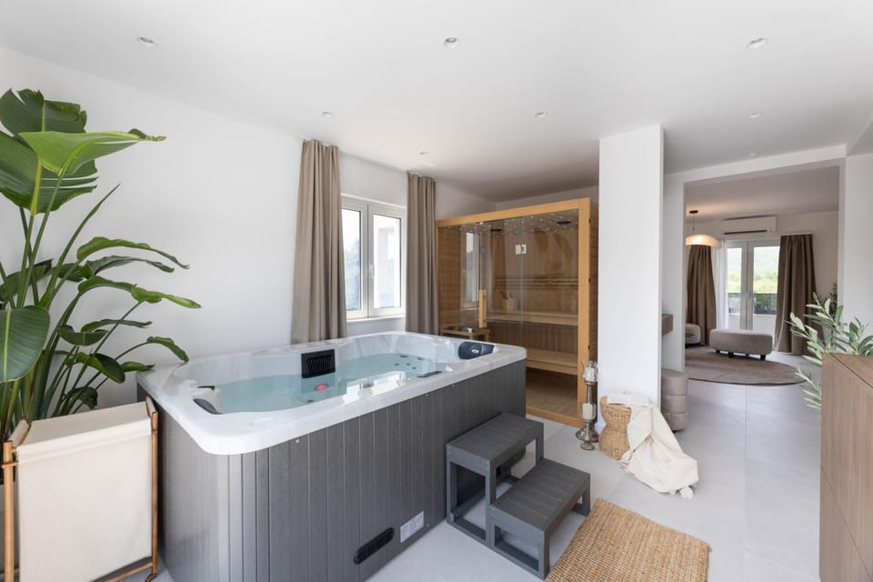 Hot Tub, Hot Tub, Sauna, Sauna, Bath, towels