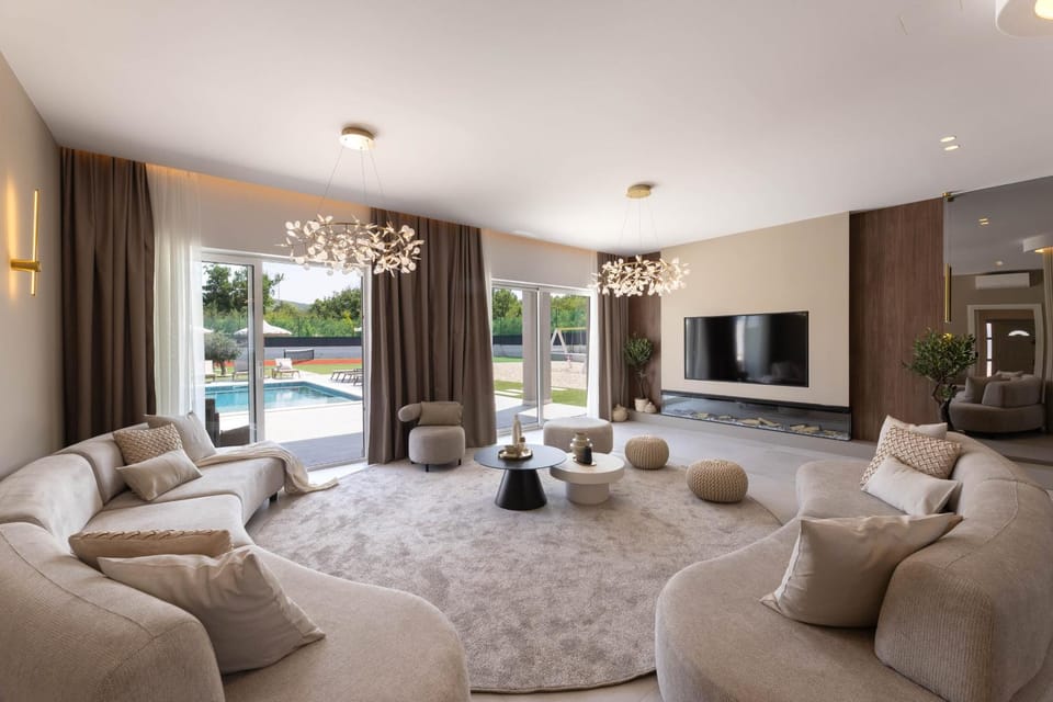 TV and multimedia, Living room, Seating area, Pool view
