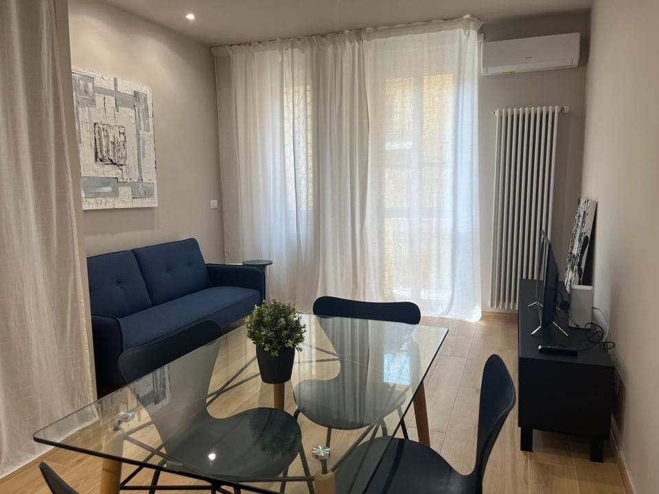 TV and multimedia, Living room, Seating area, Dining area, air conditioner