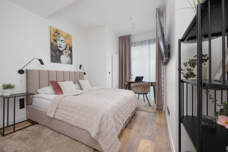 Bed, TV and multimedia, Photo of the whole room, Bedroom