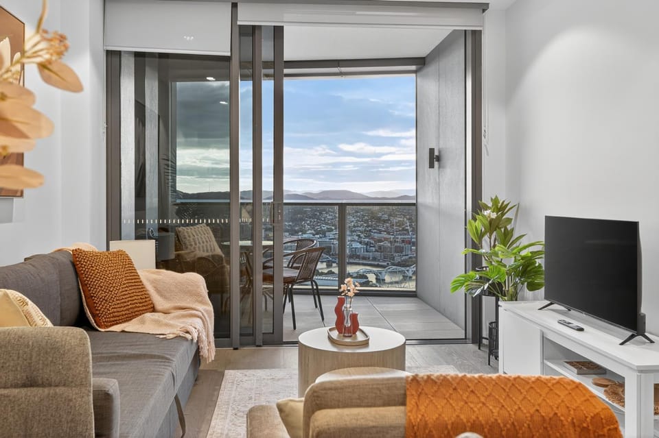 Natural landscape, TV and multimedia, Living room, Seating area, Mountain view