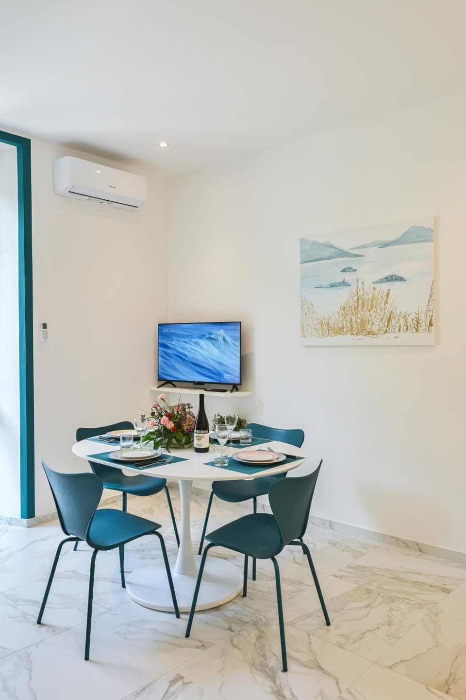 TV and multimedia, Seating area, Dining area, air conditioner
