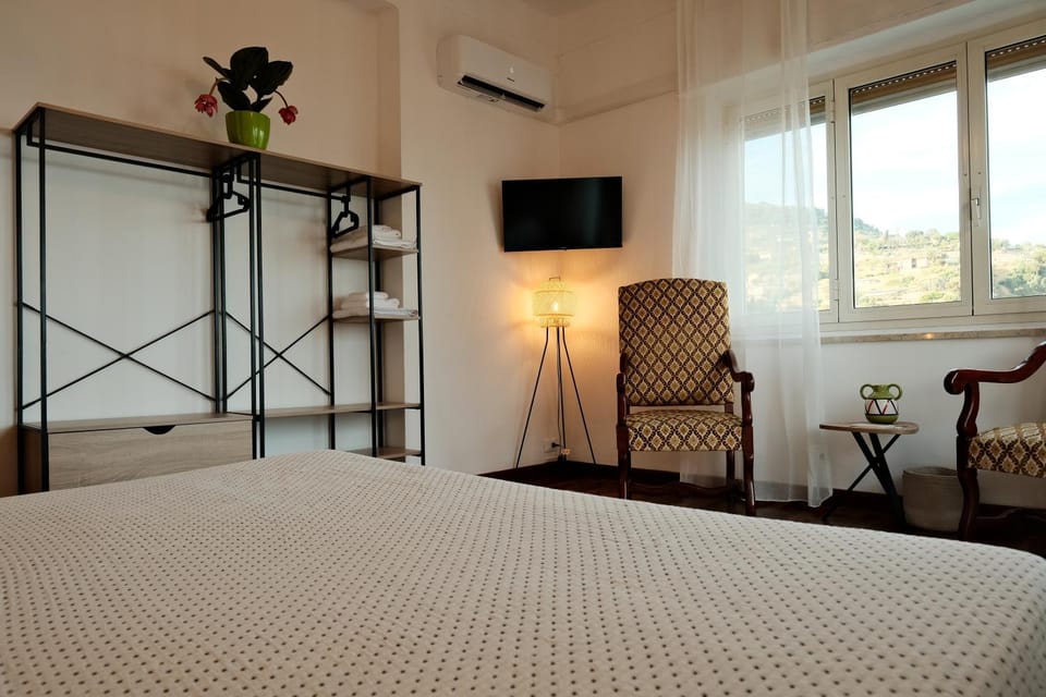 Bed, TV and multimedia, Photo of the whole room, Evening entertainment, Bedroom, air conditioner