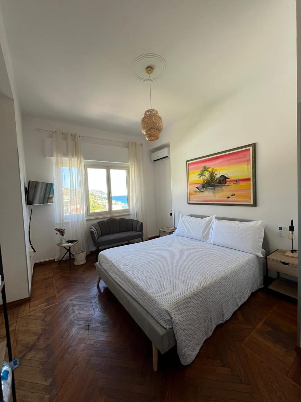 Bed, TV and multimedia, Photo of the whole room, Bedroom