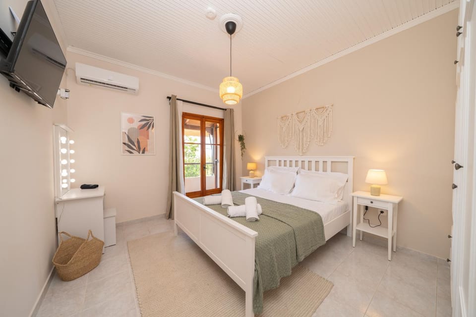 Bed, TV and multimedia, Photo of the whole room, Bedroom, air conditioner