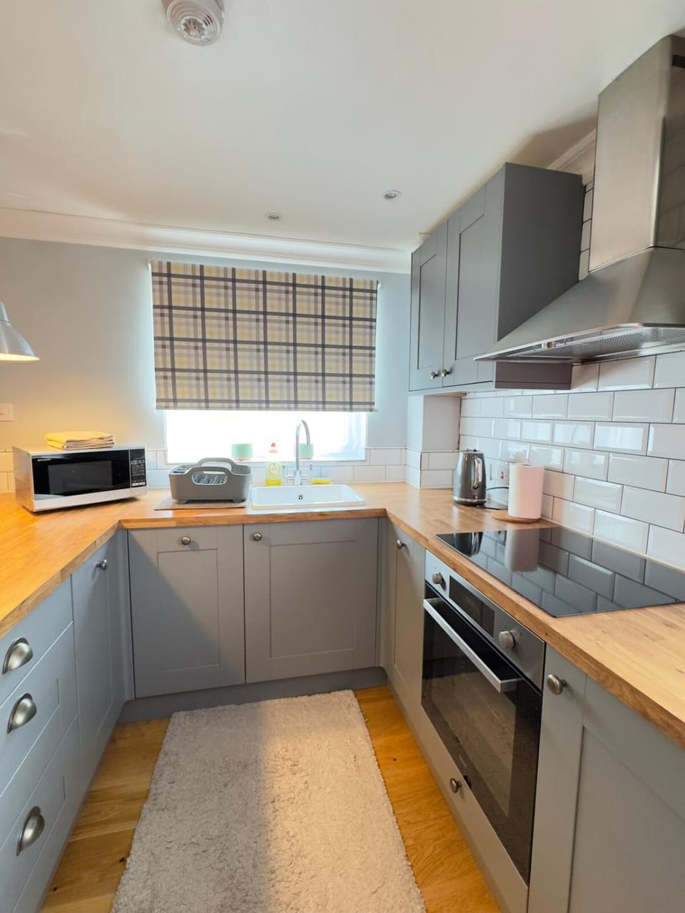 Kitchen or kitchenette, dishwasher, stove