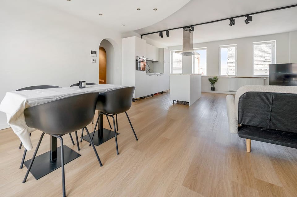 TV and multimedia, Living room, Seating area, Dining area