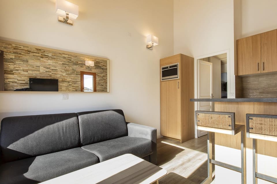 Communal lounge/ TV room, TV and multimedia, Living room, Seating area, Dining area