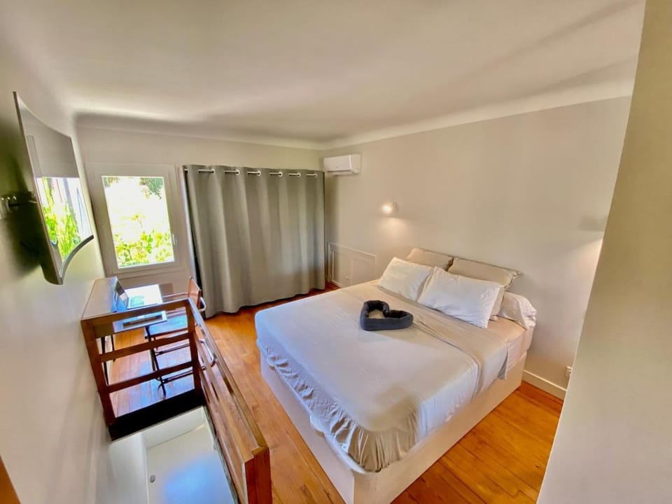 Bed, TV and multimedia, Bedroom