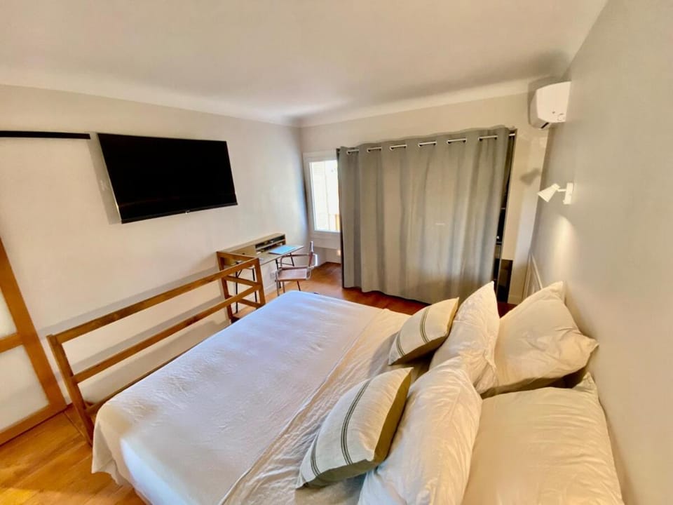 Bed, TV and multimedia, Photo of the whole room, Seating area, Bedroom, air conditioner