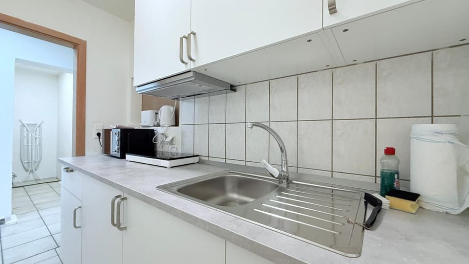 Coffee/tea facilities, Kitchen or kitchenette, stove, toaster