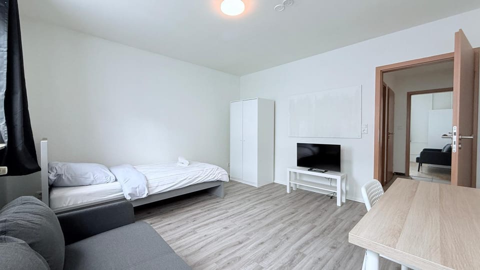 Bed, TV and multimedia, Photo of the whole room, Seating area, Evening entertainment, Bedroom, wardrobe