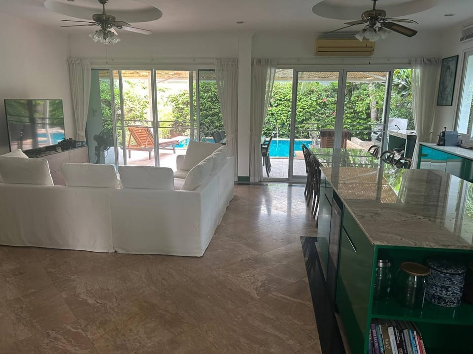 Hidden Villa Oasis Private Pool 2km to BeachMall Villa in Nong Kae