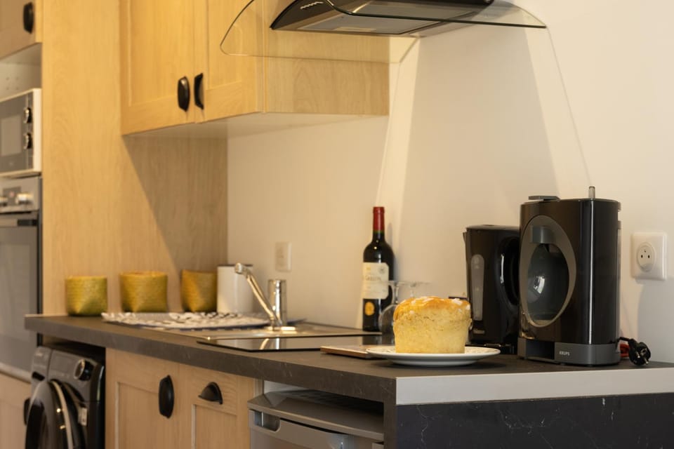 Coffee/tea facilities, microwave, oven, washing machine, kitchen