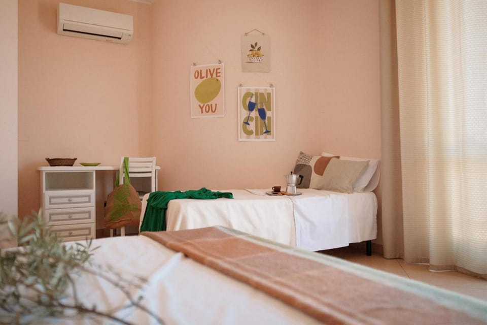 Bed, Bedroom, air conditioner