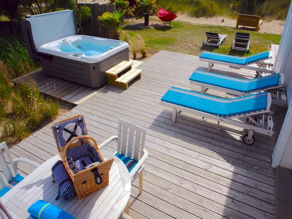Patio, Day, Natural landscape, Hot Tub