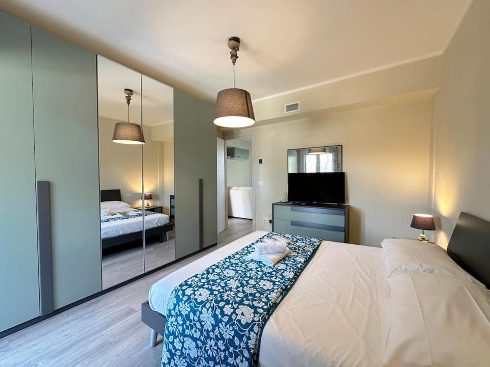 Bed, TV and multimedia, Kitchen or kitchenette, Photo of the whole room, Bedroom