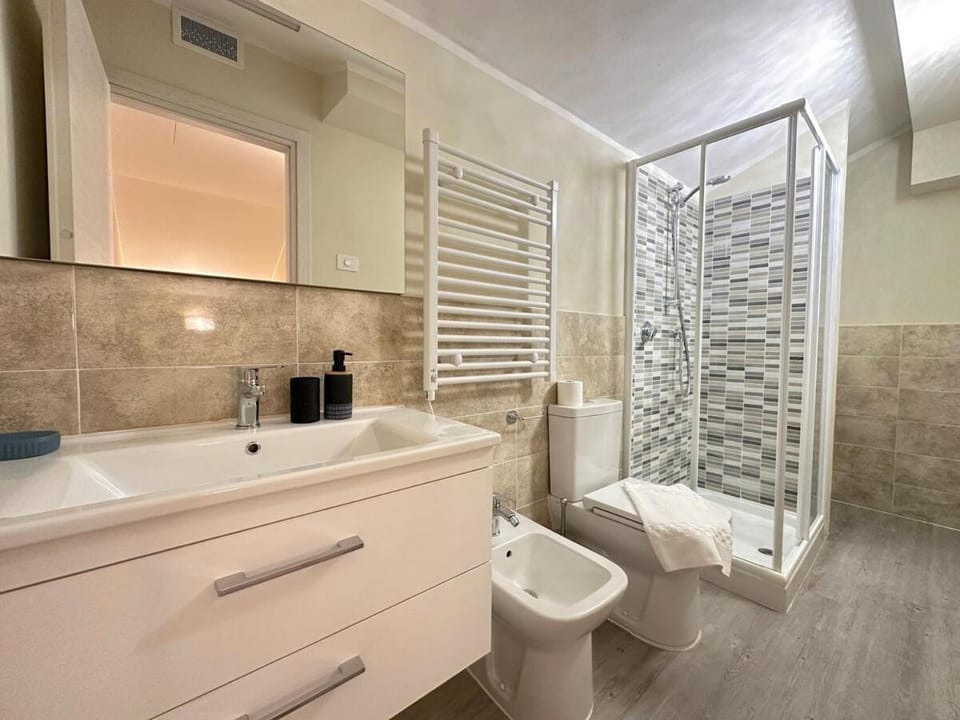 Shower, Toilet, Bathroom, bidet, towels