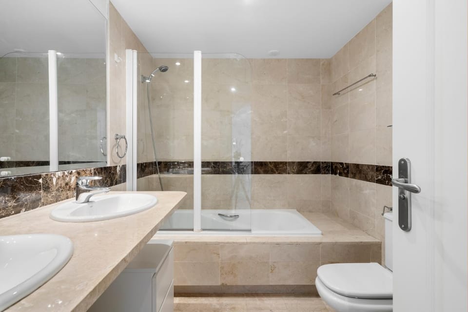 Shower, Toilet, Bath, towels
