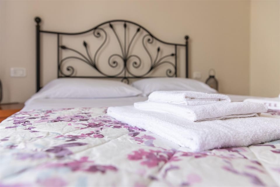 Bed, Bedroom, towels