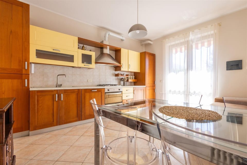 Kitchen or kitchenette, Dining area, stove