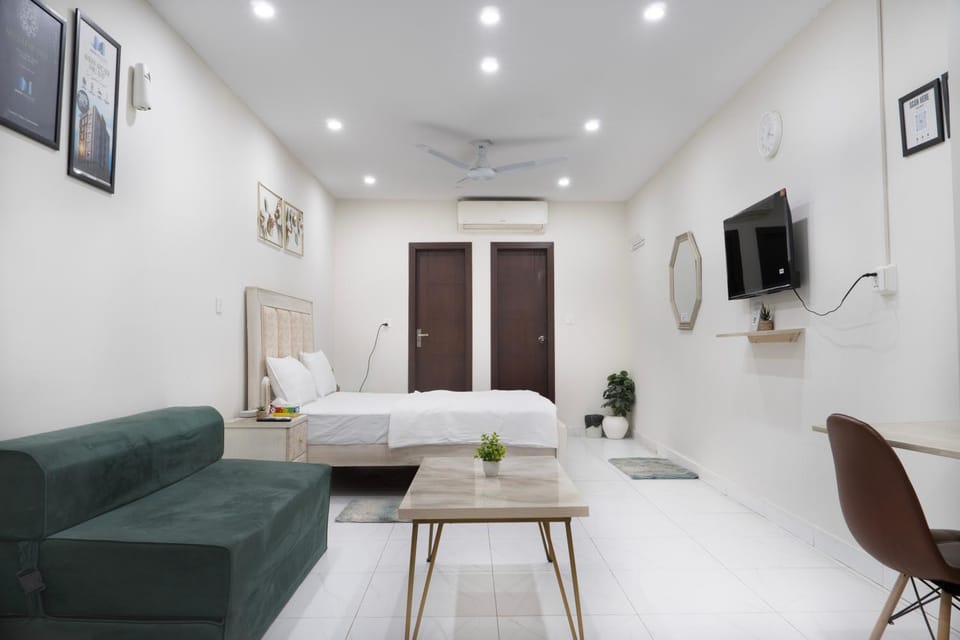 Toilet, Bed, Living room, Seating area, Bedroom, kitchen, air conditioner