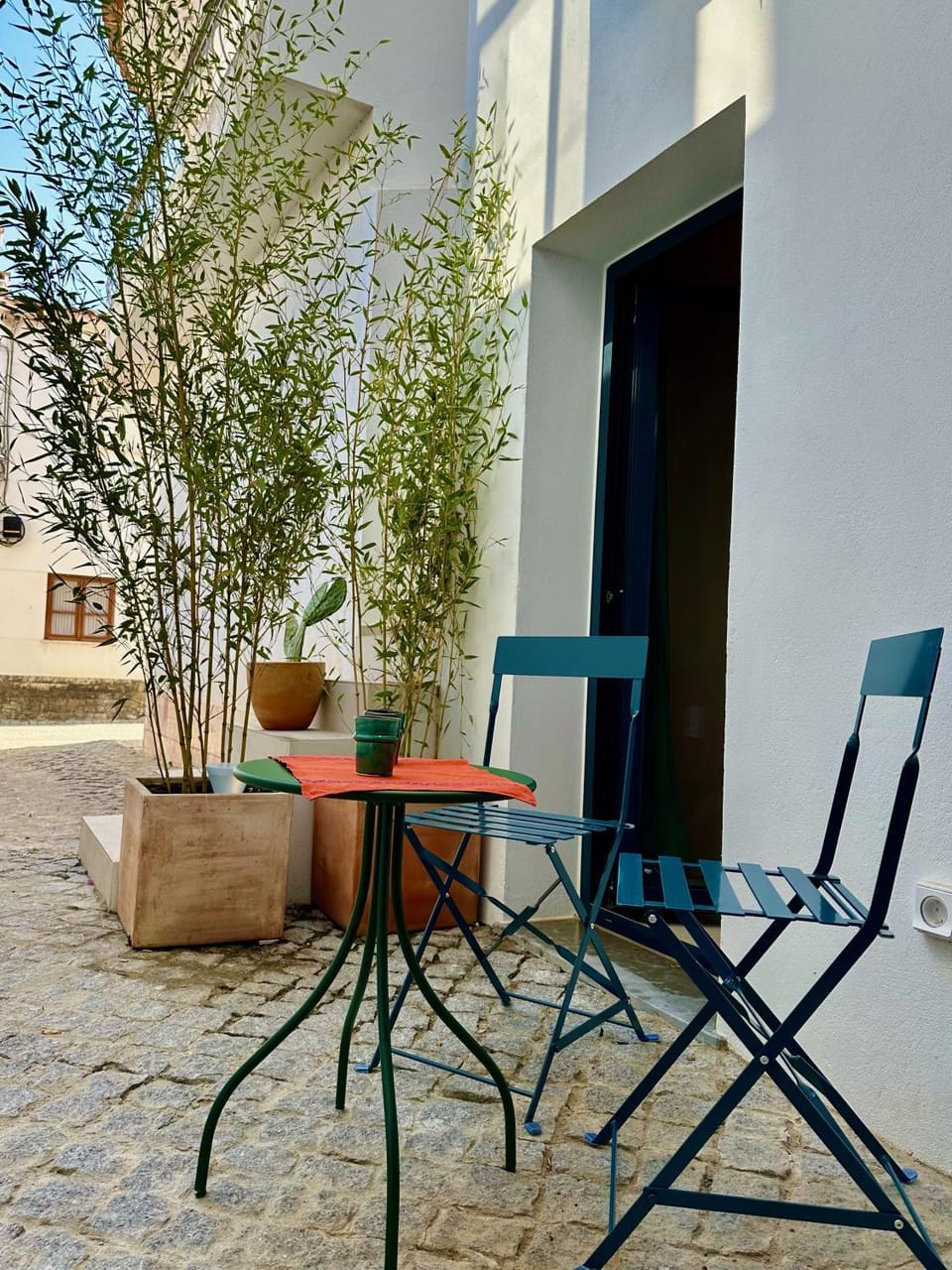 Patio, Day, Dining area