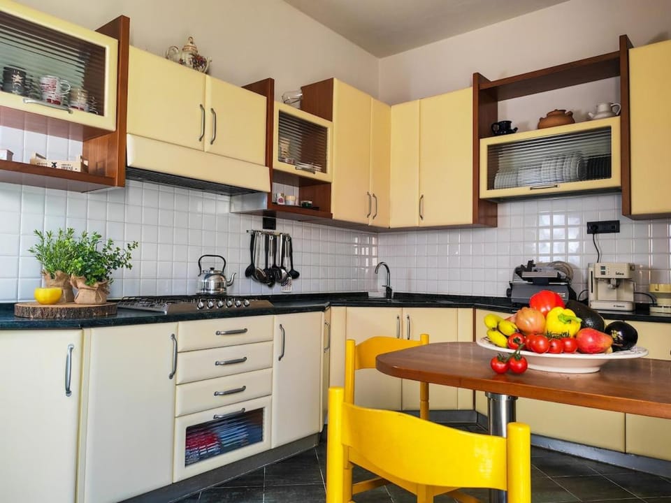 Kitchen or kitchenette, Dining area, stove