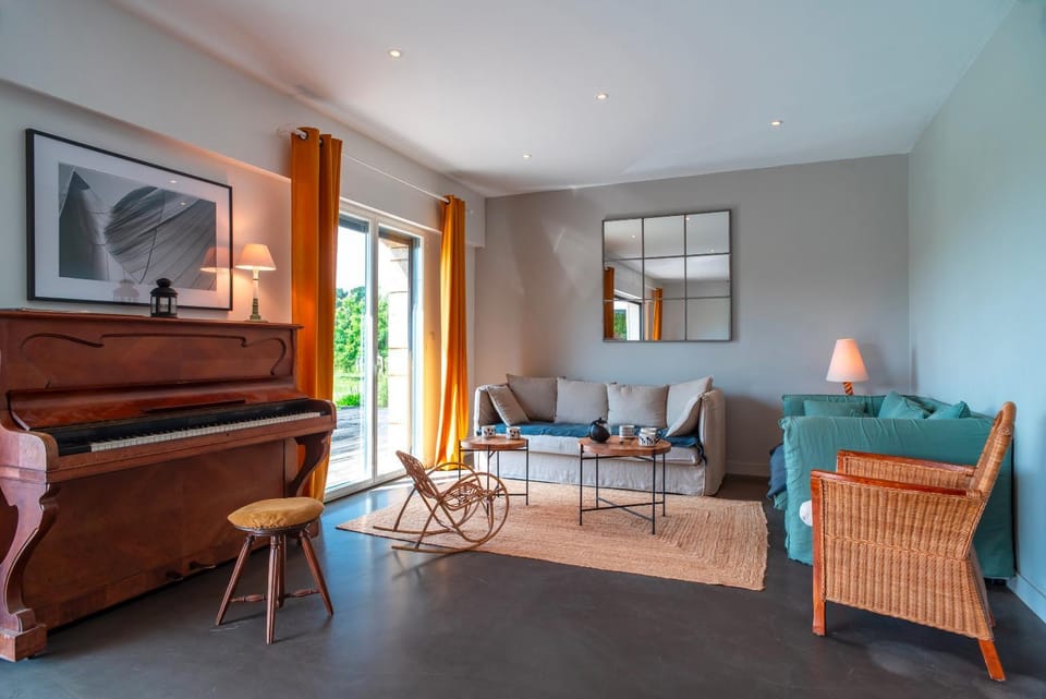 Living room, Seating area
