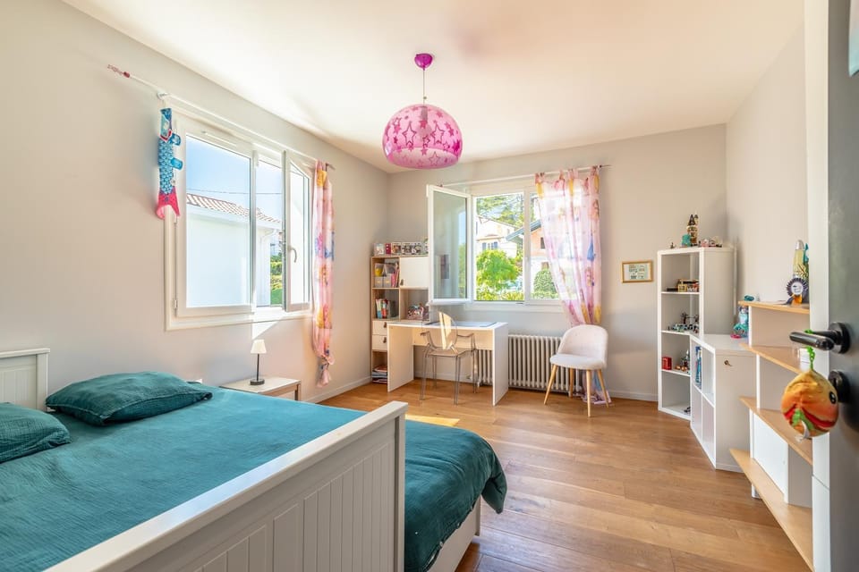 Photo of the whole room, Bedroom