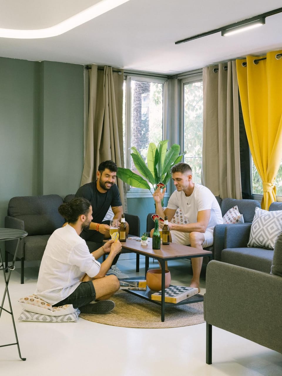 People, Living room, Food and drinks, Seating area, Dining area, Food, Drinks, group of guests