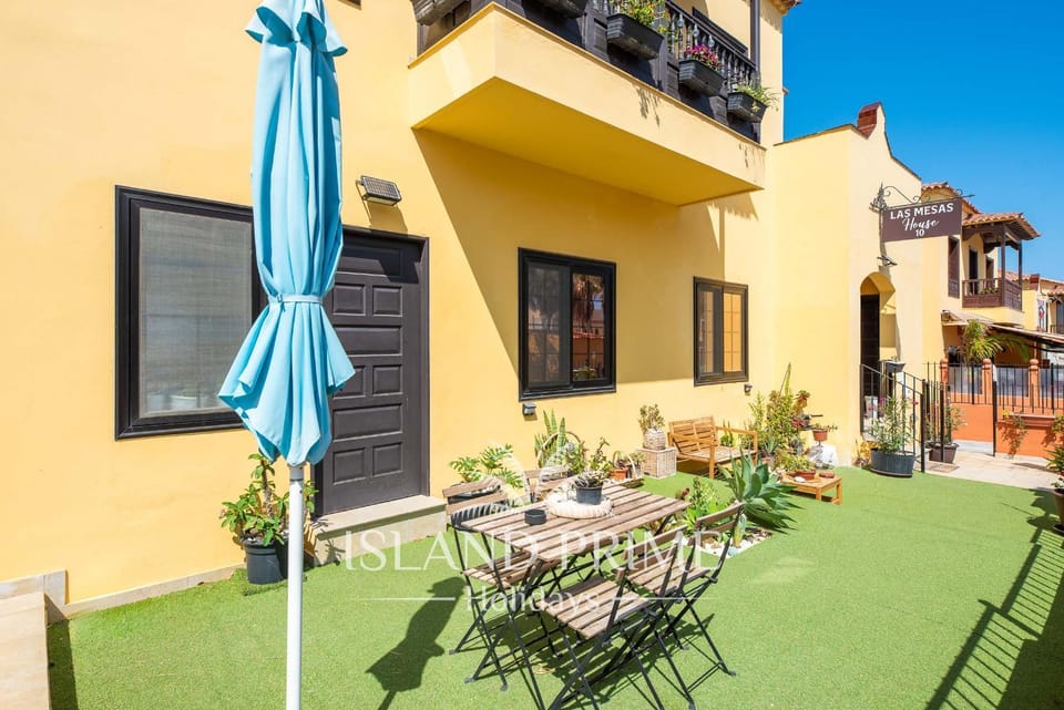 Property building, Garden, Seating area, Dining area