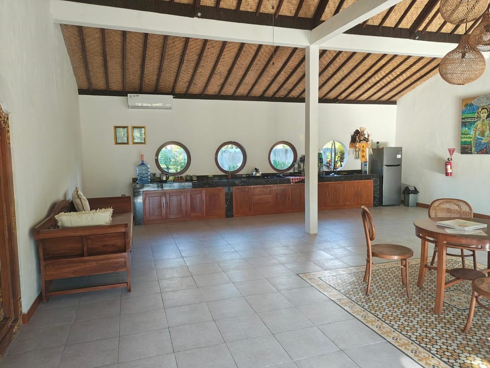Kitchen or kitchenette, Living room, Seating area, Dining area