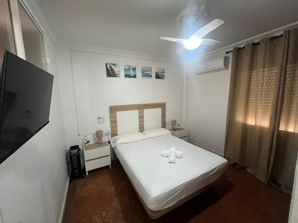 Communal lounge/ TV room, Bed, TV and multimedia, Photo of the whole room, Evening entertainment, Bedroom, air conditioner