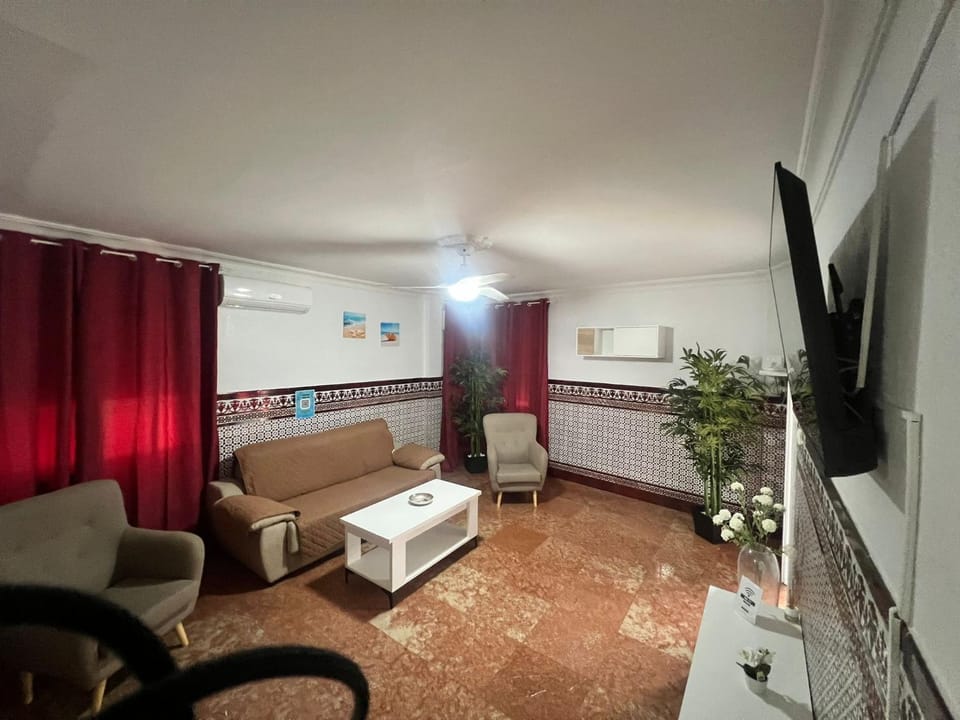 Communal lounge/ TV room, TV and multimedia, Living room, Seating area, Evening entertainment