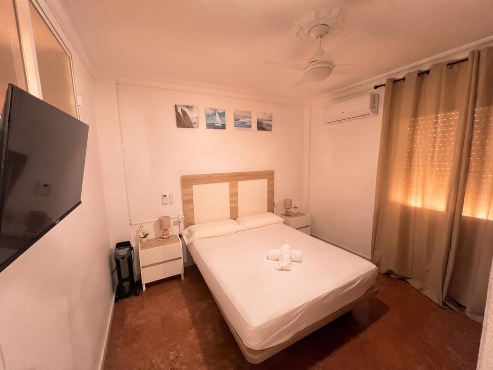 Bed, TV and multimedia, Photo of the whole room, Bedroom, air conditioner