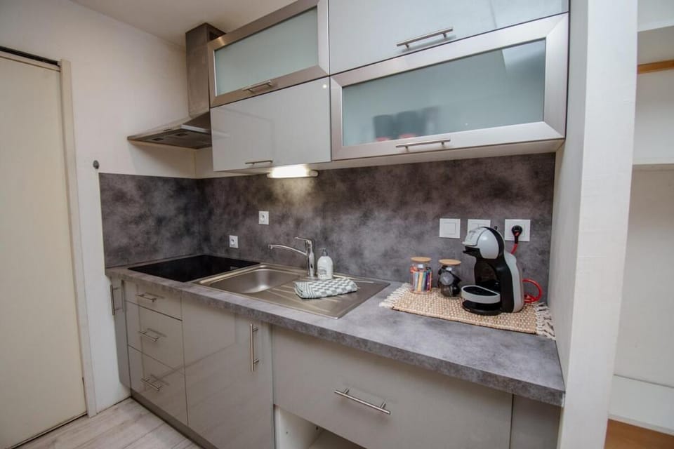 Coffee/tea facilities, Kitchen or kitchenette, stove