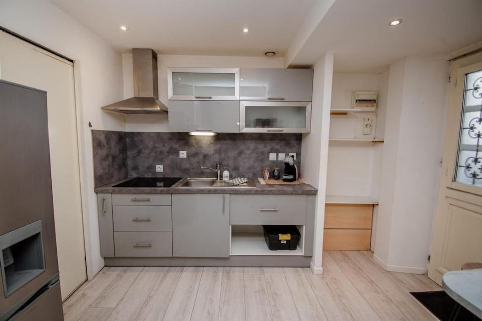 Coffee/tea facilities, Kitchen or kitchenette, stove