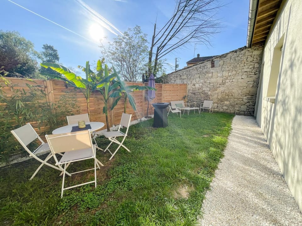 Property building, Patio, BBQ facilities, Garden, Garden, Living room, Garden view, Garden view, pet friendly