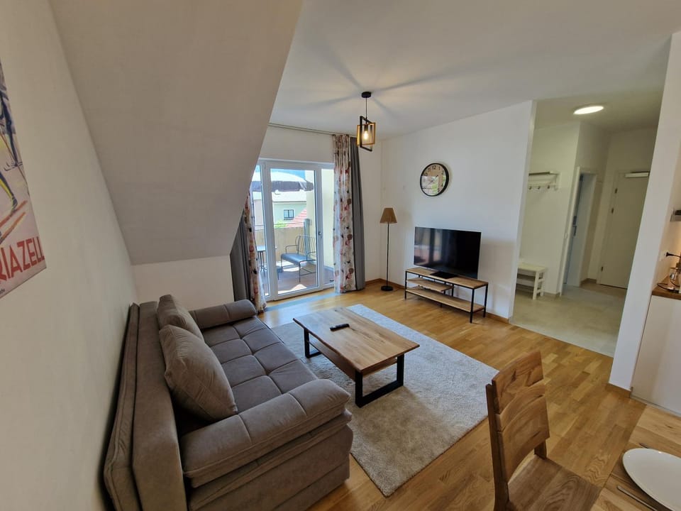 TV and multimedia, Living room, Seating area, Evening entertainment
