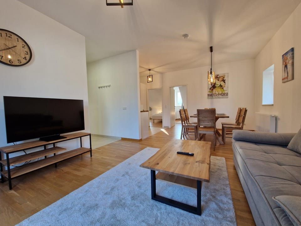 TV and multimedia, Living room, Seating area, Dining area, Evening entertainment