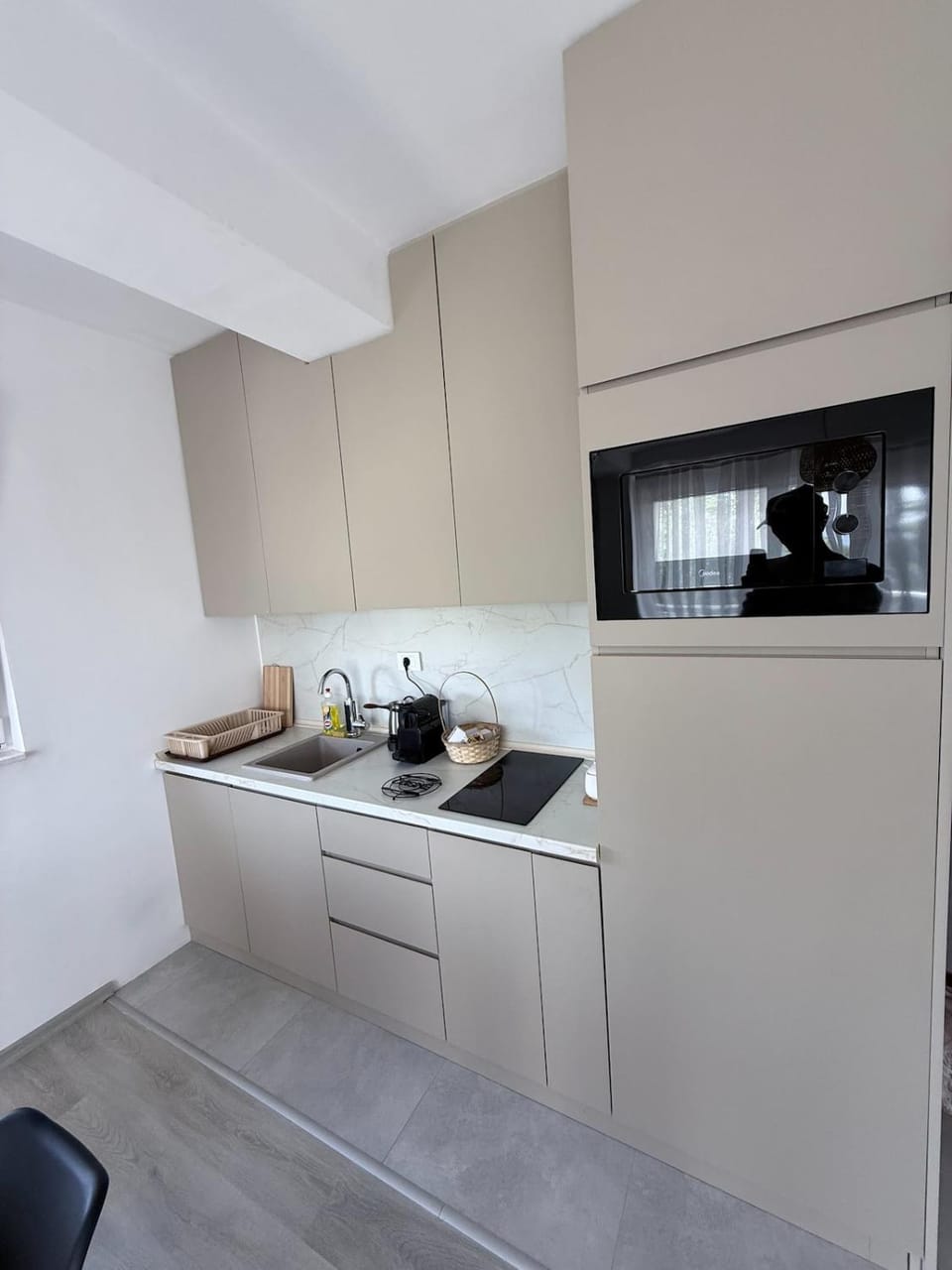 Kitchen or kitchenette, minibar, stove
