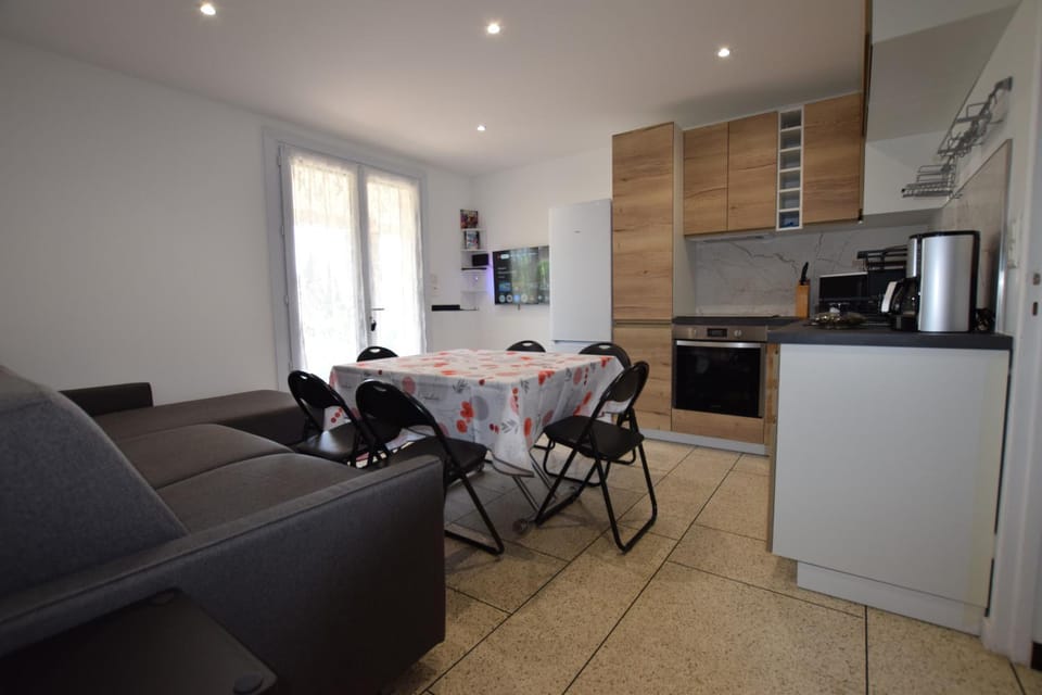 Dining area, kitchen
