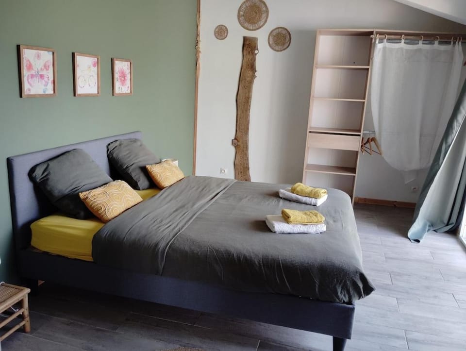 Bed, Photo of the whole room, Bedroom