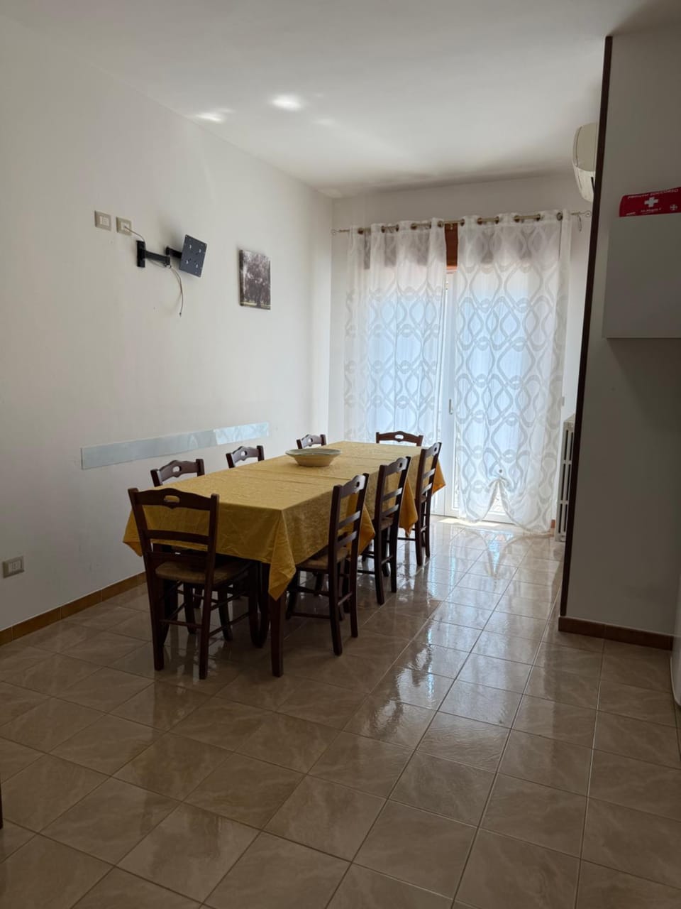 Living room, Seating area, Dining area, internet