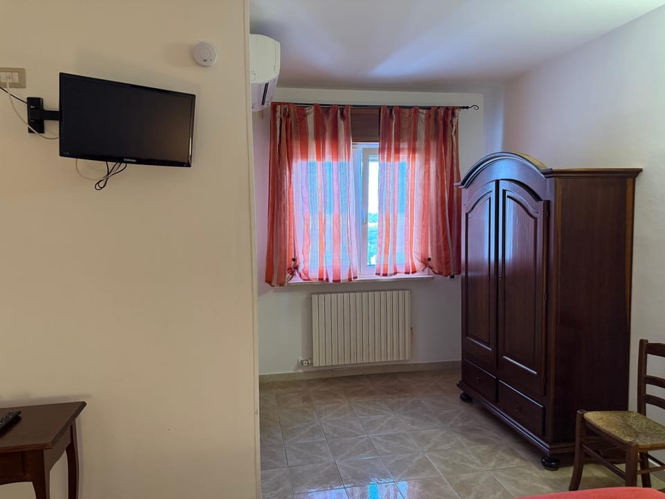 Bed, TV and multimedia, Photo of the whole room, Bedroom, heating, internet, wardrobe, air conditioner
