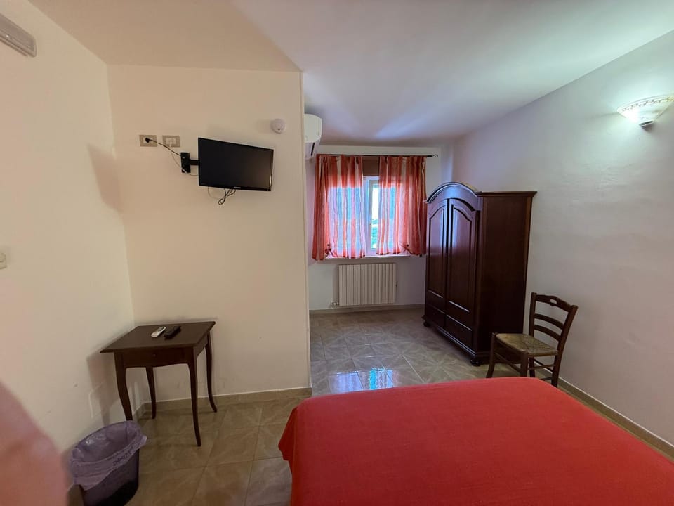 Bed, TV and multimedia, Photo of the whole room, Bedroom, heating, internet, wardrobe, air conditioner