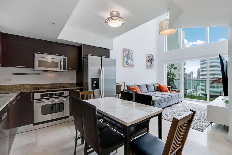 Brickell River Views- modern amenities in the city House in Brickell