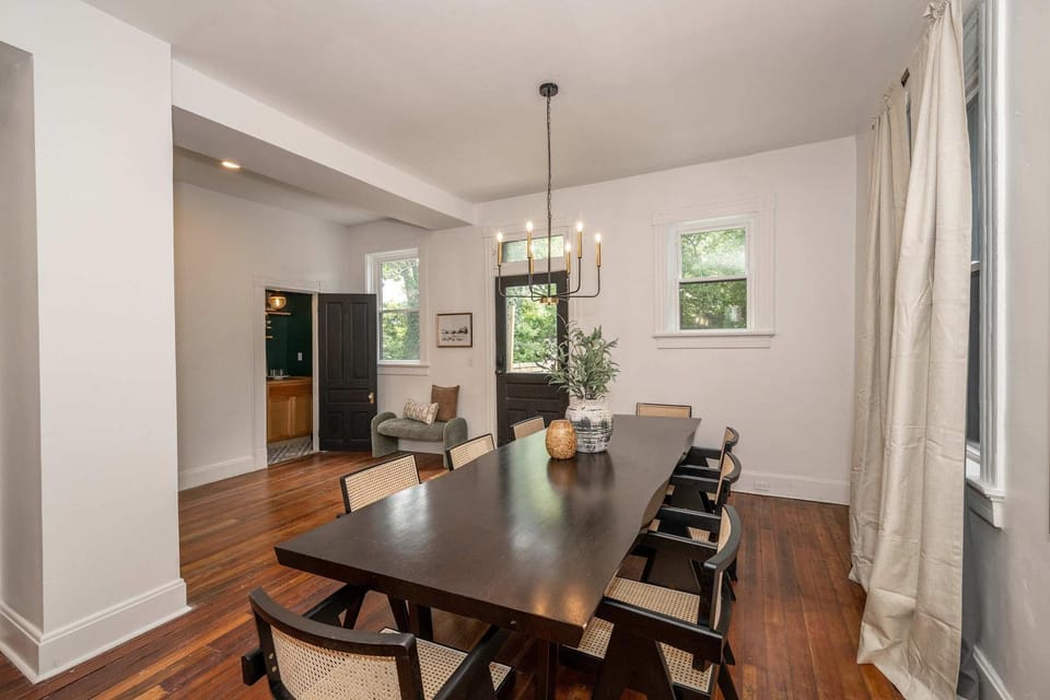 Walk to Xavier, 5BR, 2 Kings, Sleeps 10 House in Cincinnati